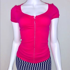 *(“Fashion Nova?”)• Magenta Zip-Up Sliced Tee.(XS)